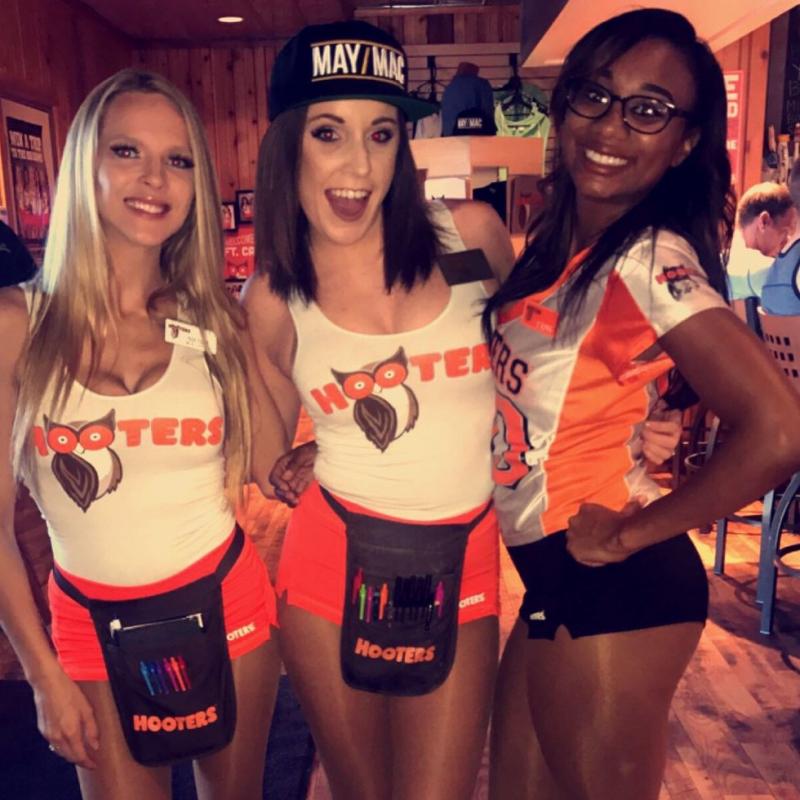 hooters girls